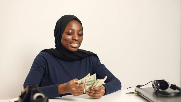 Why Most Paycheck-to-Paycheck Households Don’t Have Savings