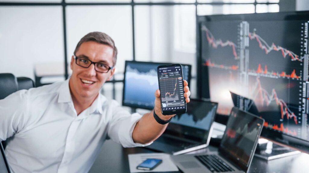 How to Use a HYSA Alongside a Roth IRA or 401(k)