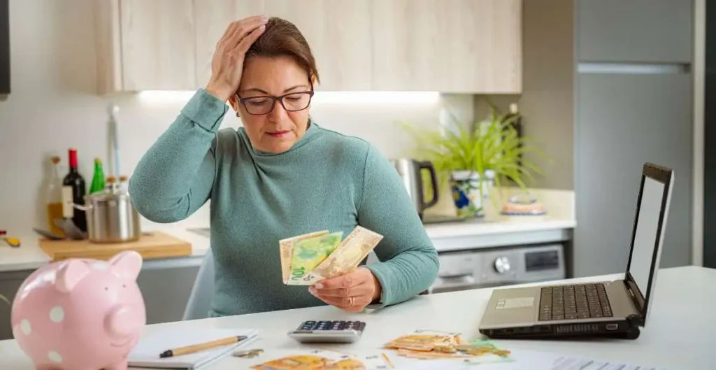 How to Use a Credit Card to Bridge the Gap Between Paychecks